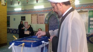 تصویری/امام جمعه شهرستان کارون رای خود را به صندوق انداخت