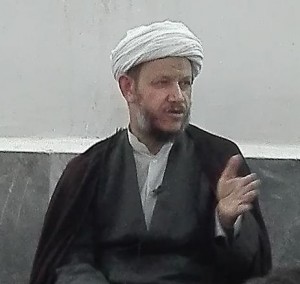 به گزارش ستاد نماز جمعه شهرستان کارون ،شب گذشته به مناسبت عید سعید مبعث رسول گرامی اسلام(ص) مراسم جشن وسرور با حضور حجت الاسلام والمسلمین خضیراوی امام جمعه شهرستان کارون ،مسئولین نظامی و انتظامی ،جمعی از مردم متدین در مسجد اباالفضل(ع)روستای عمیره از توابع شهرستان کارون برگزار شد حجت الاسلام والمسلمین خضیراوی امام جمعه شهرستان کارون در سخنانی با تبریک سالروز بعث پیامبر اکرم (ص) هدف از برگزاری این جشن گفت : جشن مبعث رسول گرامی اسلام با هدف اشاعه فرهنگ ناب محمدی (ص) و آشنایی هرچه بیشتر مردم با زندگی پربار و رهنمودهای ارزشمند آن بزرگوار برگزار است امام جمعه کارون افزود: پیامبر خدا فرمودند من مبعوث شدم برای تکلیف مکارم اخلاق برای کامل کردن زیبایی ها و خوبی های اخلاقی در تمام دنیا و در بین بشریت، ممکن است در نگاه اول تصور این باشد پیغمبر اکرم امدند بعضی از مکارم اخلاقی که پیامبران قبل مطرح نکرده اند را مطرح کند و به این صورت مکارم اخلاق و زیبایی آن کامل شود این نگاه یک نگاه سطحی به کمال رساندن زیبایی های اخلاقی در وجود شخص و در جامعه بابیان خوبی های اخلاقی منسجم است. حجت الاسلام والمسلمین خضیراوی افزود : عید مبعث، عید بزرگ بیداری، آگاهی و هدایت بشر به سوی خداوند متعال است و در حقیقت این روز خداوند نعمت بزرگ خود یعنی دین مبین اسلام را برای بشریت فرستاد. خضیراوی تاکید کرد: باید اخلاق ما اخلاق اسلامی باشد ،گذشت و برادری را در جامعه ترویج کنیم و به همدیگر احترام بگذاریم گذشت و فداکاری داشته باشیم تا بتوانیم همیشه موفق باشیم و در اخلاق اسلامی از یکدیگر پیشی بگیریم .