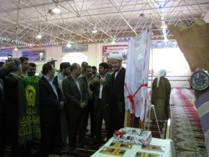 رونمایی از کتاب معجزه قصه ها توسط امام جمعه کارون