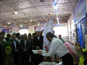 رونمایی از کتاب معجزه قصه ها توسط امام جمعه کارون