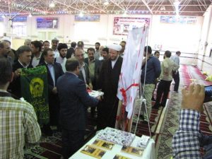رونمایی از کتاب معجزه قصه ها توسط امام جمعه کارون