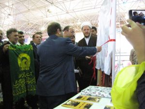رونمایی از کتاب معجزه قصه ها توسط امام جمعه کارون
