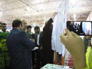 رونمایی از کتاب معجزه قصه ها توسط امام جمعه کارون