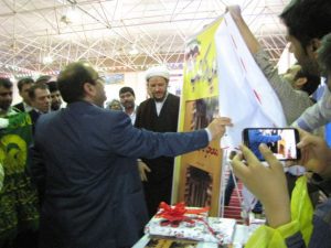 رونمایی از کتاب معجزه قصه ها توسط امام جمعه کارون