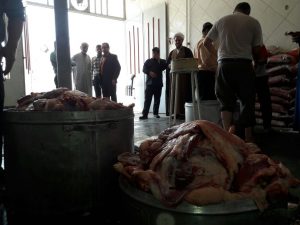 تصویری/بازدید امام جمعه و شهردار از ذبح اطعام 14000 نفری