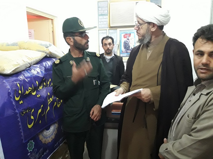 بازدید امام جمعه کارون از محل توزیع هدایای مقام معظم رهبری در کارون