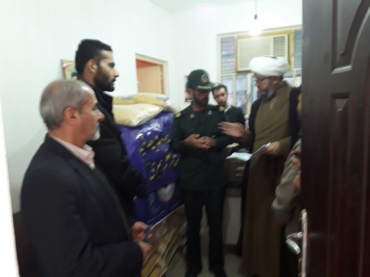 بازدید امام جمعه کارون از محل توزیع هدایای مقام معظم رهبری در کارون