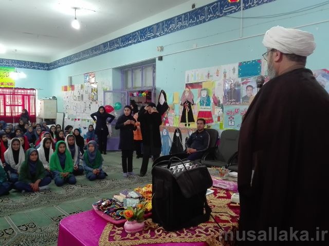 حضور امام جمعه شهرستان کارون در جشن انقلاب دبیرستان صداقت
