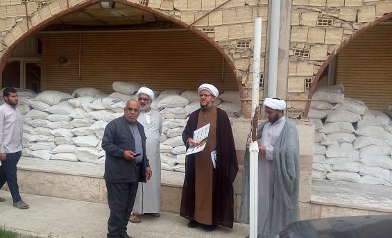 بازدید امام جمعه کارون ازمحل توزیع سبد کالا برای مناطق محروم شهرستان