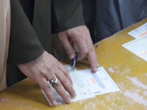 امام جمعه شهرستان کارون رأی خود را به صندوق انداخت