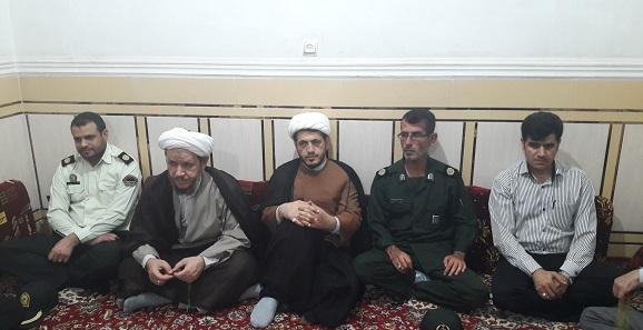 عیادت امام جمعه و مسئولین از سرباز مجروح درحادثه تروریستی اهواز