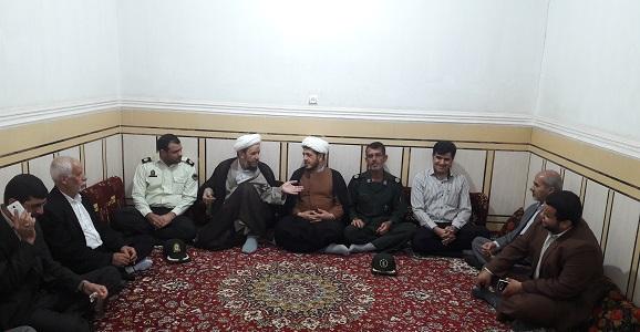 عیادت امام جمعه و مسئولین از سرباز مجروح درحادثه تروریستی اهواز