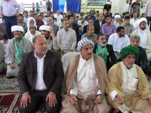گزارش تصویری/خادمان حامل پرچم حرم مطهر امام رضا(ع) در نماز جمعه کارون