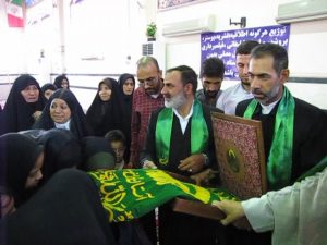 گزارش تصویری/خادمان حامل پرچم حرم مطهر امام رضا(ع) در نماز جمعه کارون