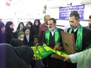 گزارش تصویری/خادمان حامل پرچم حرم مطهر امام رضا(ع) در نماز جمعه کارون