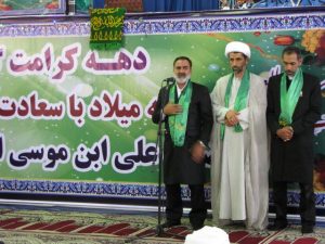 گزارش تصویری/خادمان حامل پرچم حرم مطهر امام رضا(ع) در نماز جمعه کارون