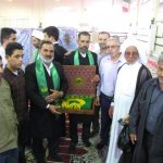 گزارش تصویری/خادمان حامل پرچم حرم مطهر امام رضا(ع) در نماز جمعه کارون