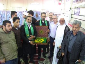 گزارش تصویری/خادمان حامل پرچم حرم مطهر امام رضا(ع) در نماز جمعه کارون