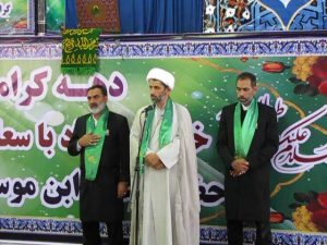 گزارش تصویری/خادمان حامل پرچم حرم مطهر امام رضا(ع) در نماز جمعه کارون