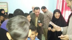 نماز وحدت مسئولین شهرستان کارون با دانش آموزان یتیم برگزار شد