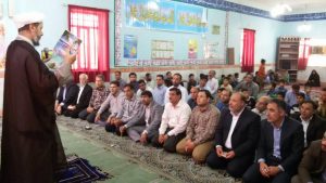 نماز وحدت مسئولین شهرستان کارون با دانش آموزان یتیم برگزار شد