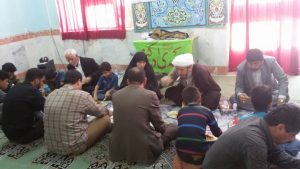نماز وحدت مسئولین شهرستان کارون با دانش آموزان یتیم برگزار شد