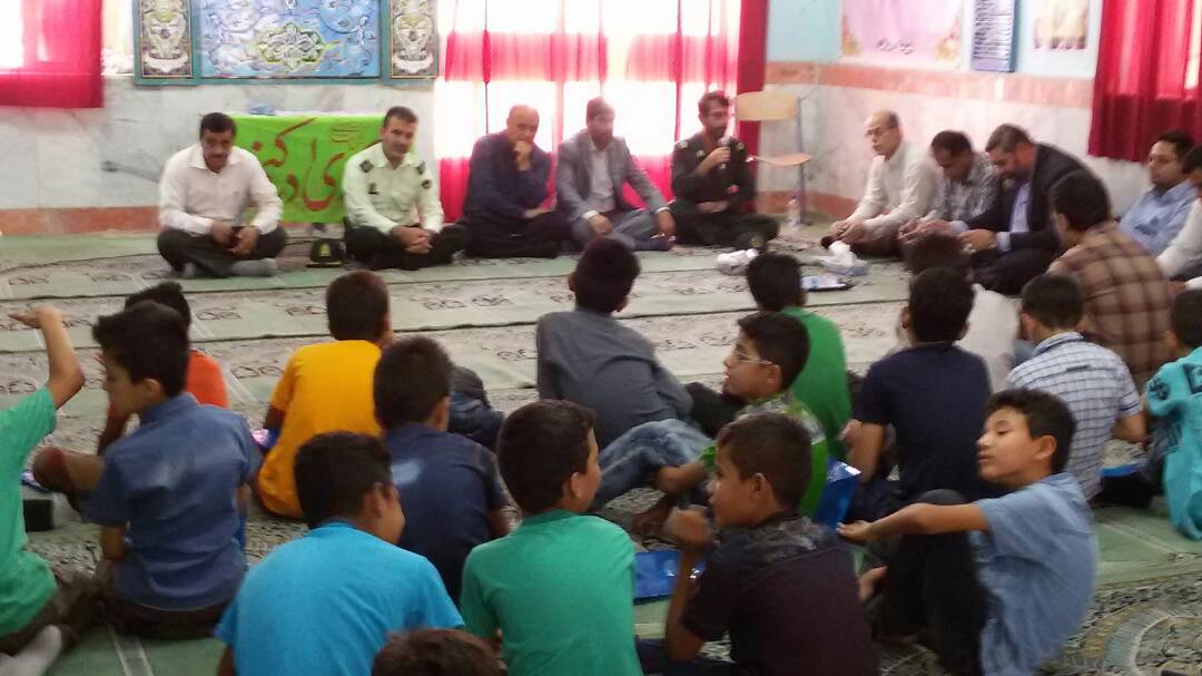 نماز وحدت مسئولین شهرستان کارون با دانش آموزان یتیم برگزار شد