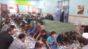 نماز وحدت مسئولین شهرستان کارون با دانش آموزان یتیم برگزار شد