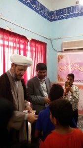 نماز وحدت مسئولین شهرستان کارون با دانش آموزان یتیم برگزار شد