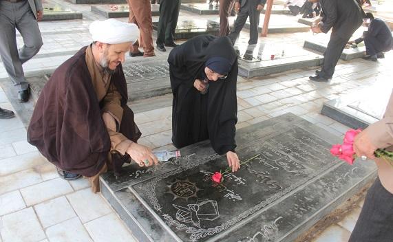 به مناسبت هفته دولت مراسم غبارروبی و عطرافشانی مزارشهدای کارون برگزارشد