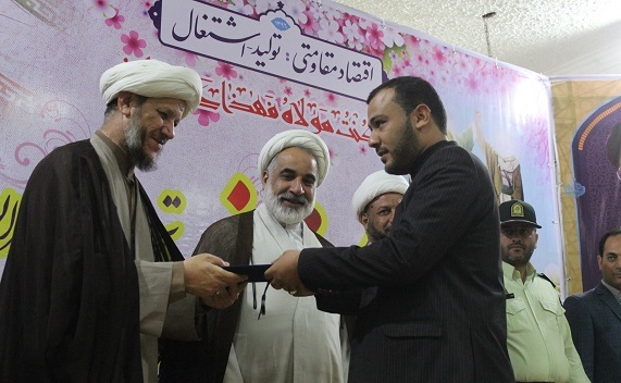 آیئن شعر خوانی و تجلیل از ۲۵ شاعر برتر شهرستان کارون برگزار شد