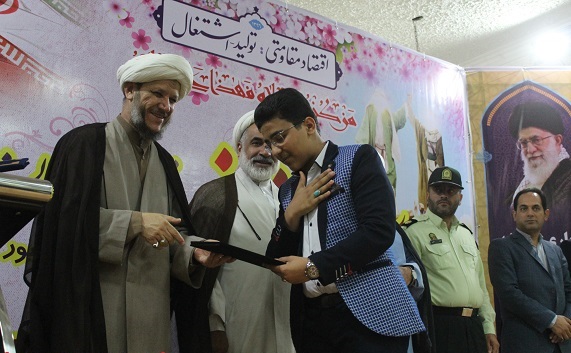 آیئن شعر خوانی و تجلیل از ۲۵ شاعر برتر شهرستان کارون برگزار شد
