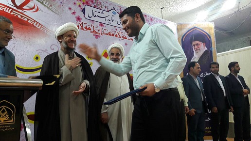 آیئن شعر خوانی و تجلیل از ۲۵ شاعر برتر شهرستان کارون برگزار شد