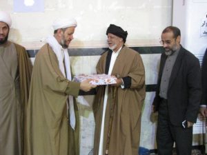 اهدای جوایز به شرکت کنندگان در نماز جمعه کارون به مناسبت امامت امام زمان(عج)