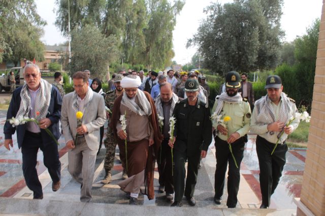 گلزار شهدای گمنام شهرستان کارون غبار روبی و عطرافشانی شد
