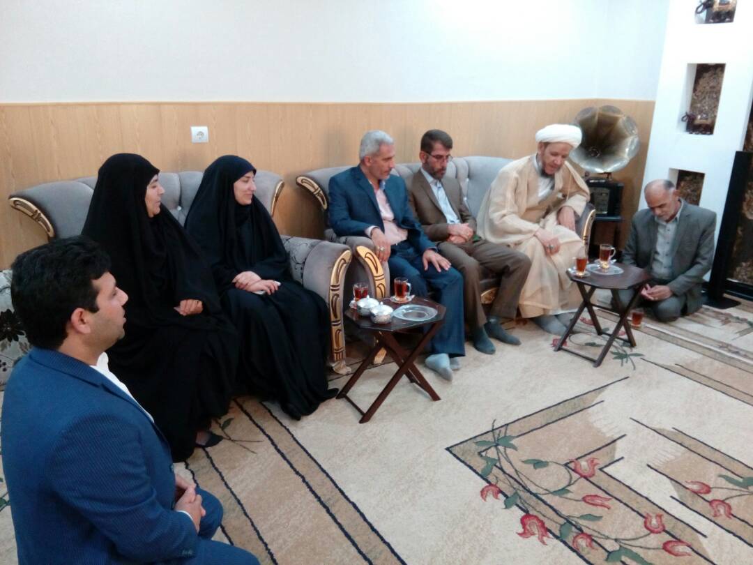 دیدار عیدانه امام جمعه کارون ،فرماندار و مسئولین این شهرستان با خانواده شهدا