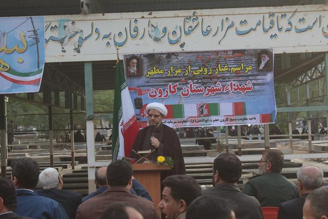 غبار روبی و عطرافشانی مزار شهدای شهرستان کارون