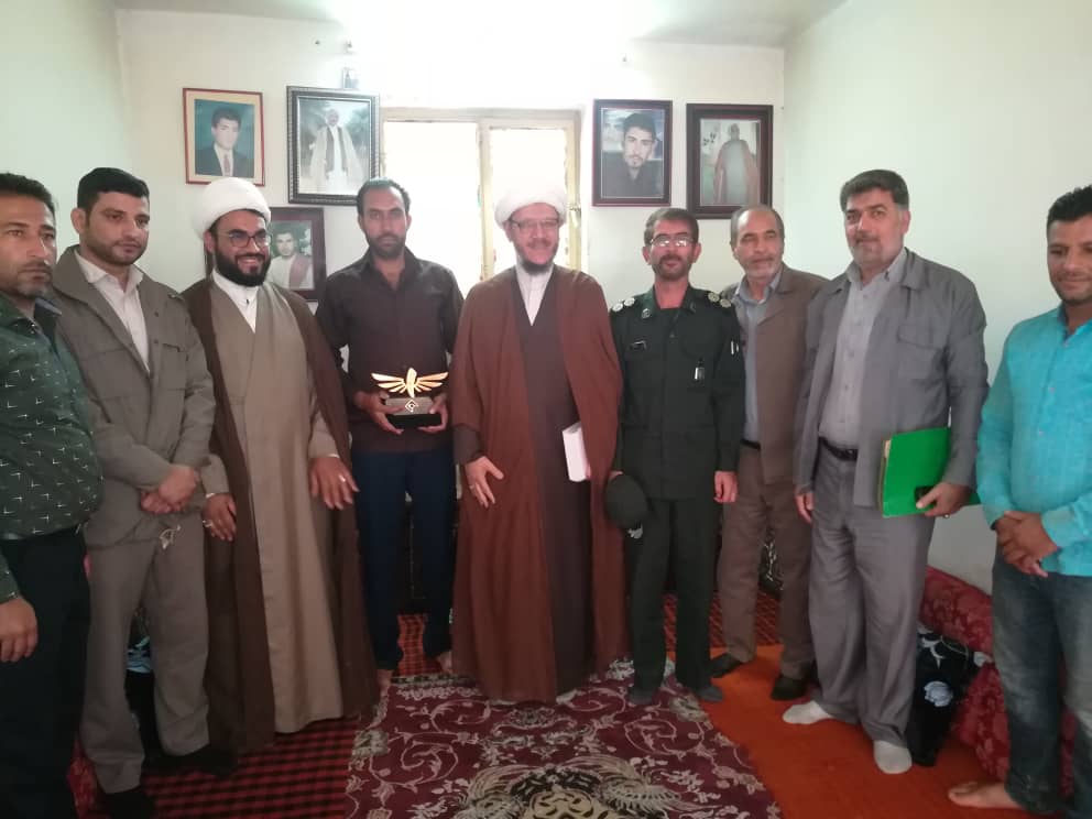 امام جمعه کارون و فرمانده سپاه از کارگر فداکار قلعه چنعان تجلیل کردند