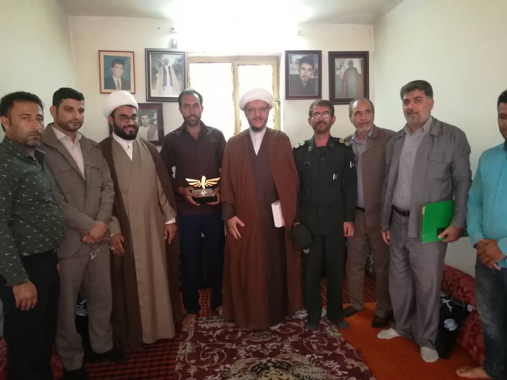 امام جمعه کارون و فرمانده سپاه از کارگر فداکار قلعه چنعان تجلیل کردند