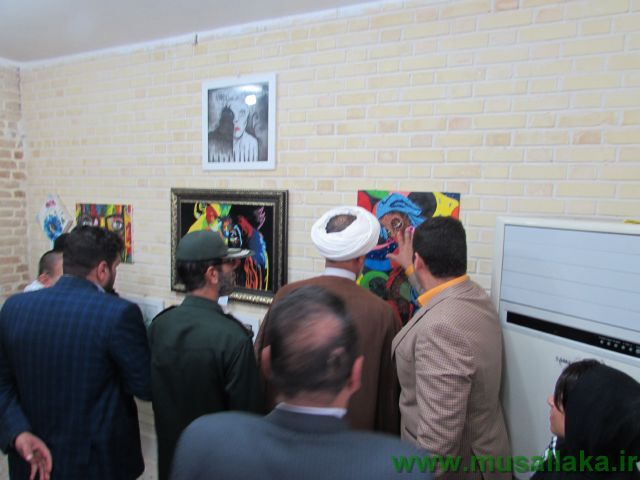 با حضور امام جمعه کارون دو نمایشگاه به مناسبت دهه فجر افتتاح شد