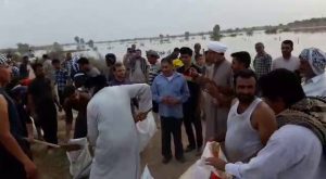 گزارش تصویری/حضور امام جمعه خرمشهر وامام جمعه کارون دربین مردم جهت ترمیم سیل بند