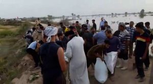 گزارش تصویری/حضور امام جمعه خرمشهر وامام جمعه کارون دربین مردم جهت ترمیم سیل بند