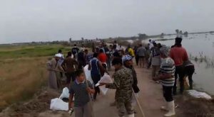 گزارش تصویری/حضور امام جمعه خرمشهر وامام جمعه کارون دربین مردم جهت ترمیم سیل بند