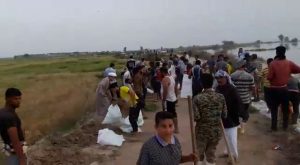 گزارش تصویری/حضور امام جمعه خرمشهر وامام جمعه کارون دربین مردم جهت ترمیم سیل بند