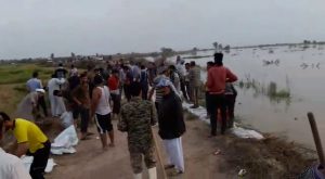 گزارش تصویری/حضور امام جمعه خرمشهر وامام جمعه کارون دربین مردم جهت ترمیم سیل بند