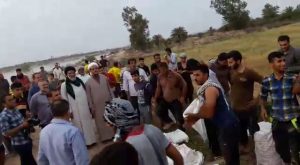 گزارش تصویری/حضور امام جمعه خرمشهر وامام جمعه کارون دربین مردم جهت ترمیم سیل بند