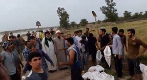 گزارش تصویری/حضور امام جمعه خرمشهر وامام جمعه کارون دربین مردم جهت ترمیم سیل بند