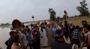 گزارش تصویری/حضور امام جمعه خرمشهر وامام جمعه کارون دربین مردم جهت ترمیم سیل بند