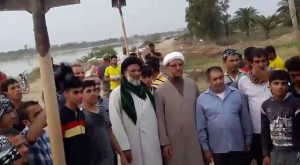 گزارش تصویری/حضور امام جمعه خرمشهر وامام جمعه کارون دربین مردم جهت ترمیم سیل بند