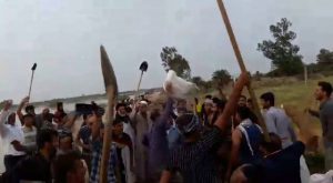 گزارش تصویری/حضور امام جمعه خرمشهر وامام جمعه کارون دربین مردم جهت ترمیم سیل بند